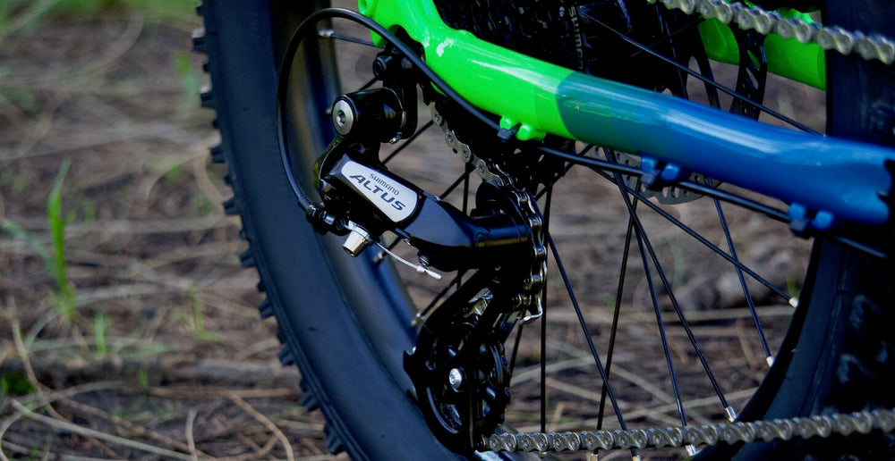 Marin San Quentin 20 chainstay and Shimano Altus rear derailleur.