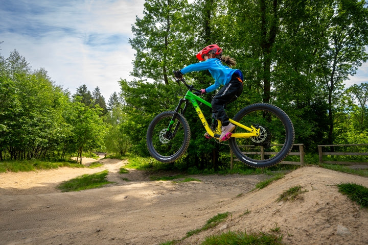 Girls jumps a Rift Zone Junior