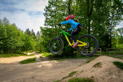 Girls jumps a Rift Zone Junior