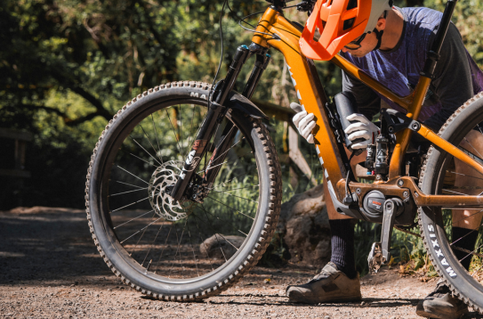 person installing a Bosch powermore battery to his bike 